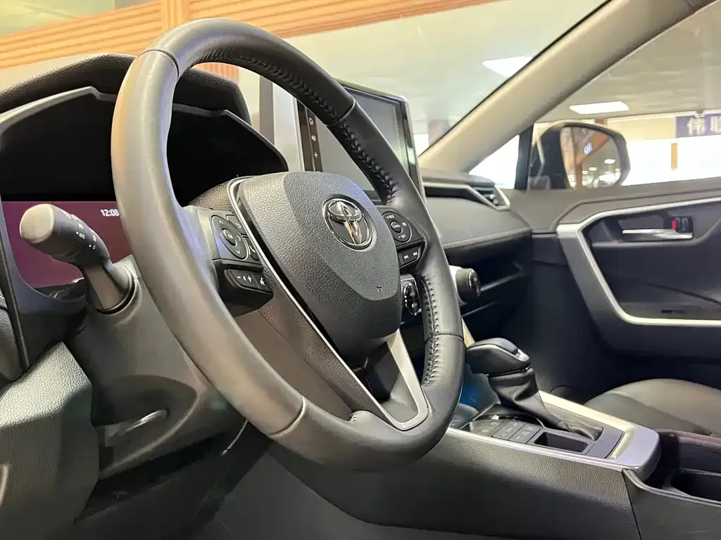 Toyota RAV4 — фото 6
