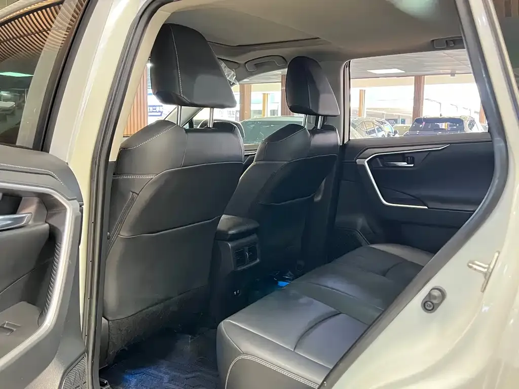 Toyota RAV4 — фото 3