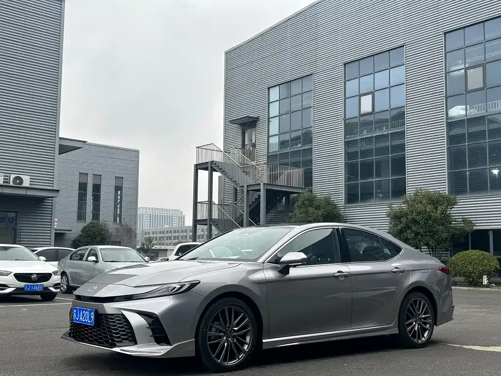 Toyota Camry — фото 1