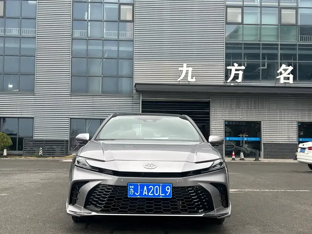 Toyota Camry — фото 3