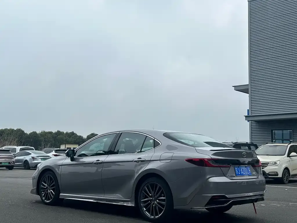 Toyota Camry — фото 2