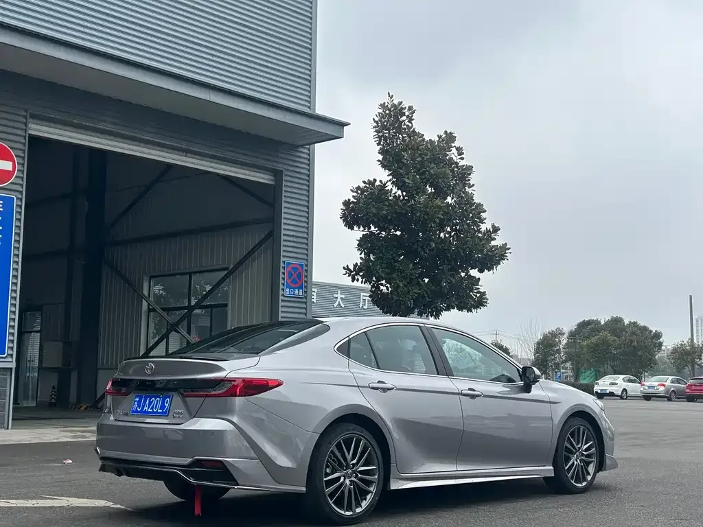 Toyota Camry — фото 8