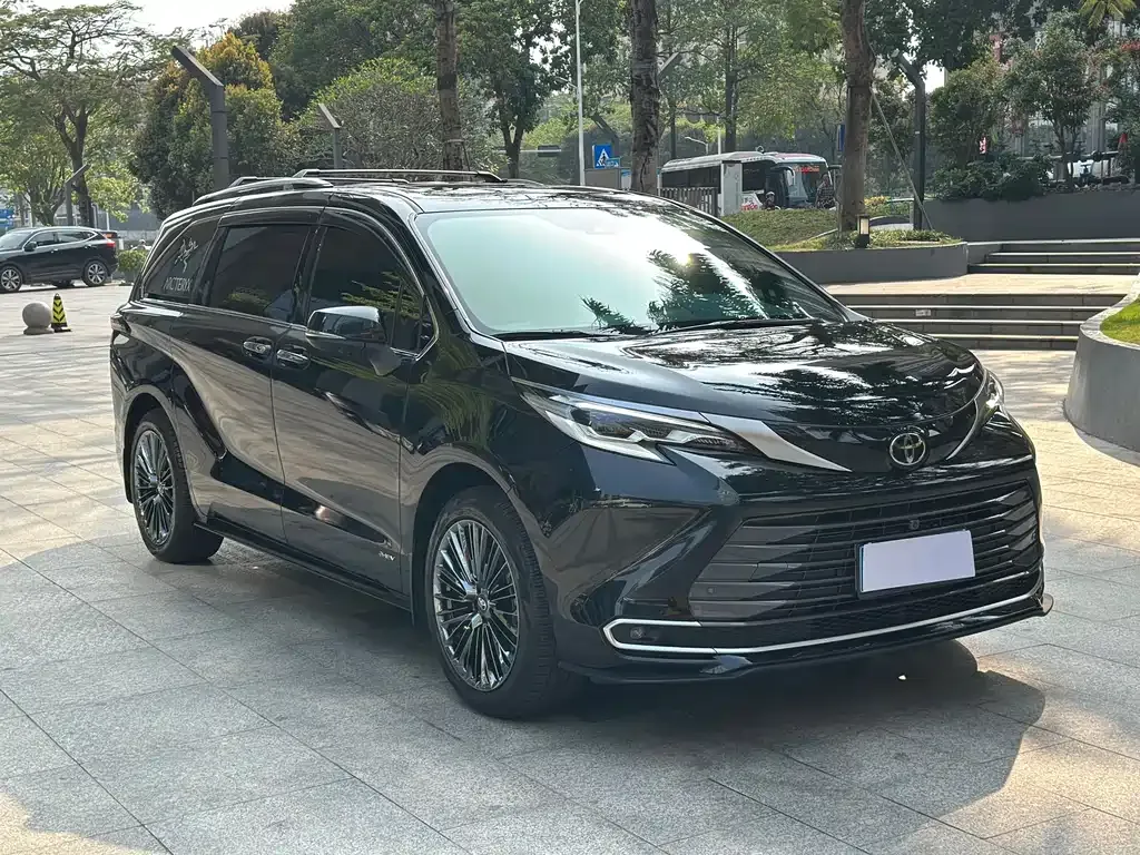 Toyota Sienna — фото 1