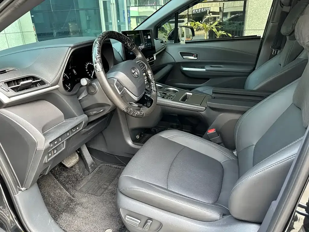 Toyota Sienna — фото 9