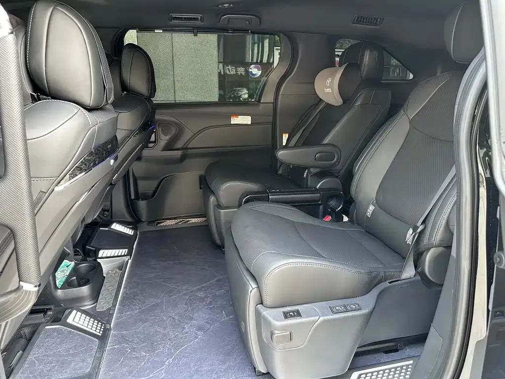 Toyota Sienna — фото 5