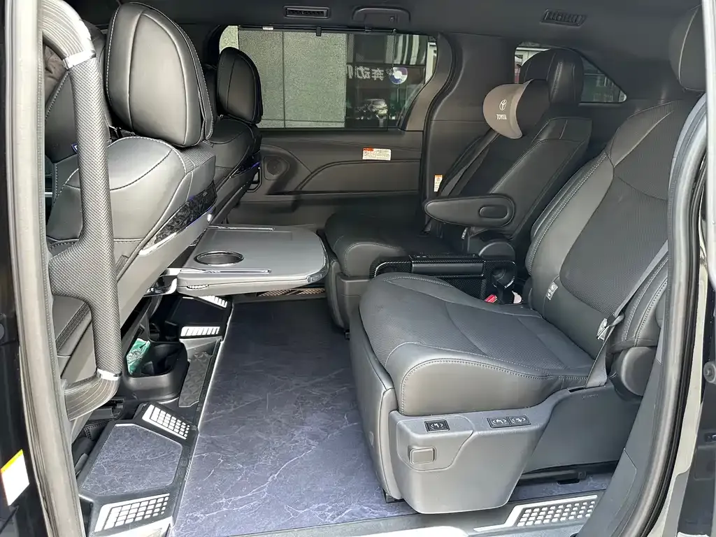Toyota Sienna — фото 3
