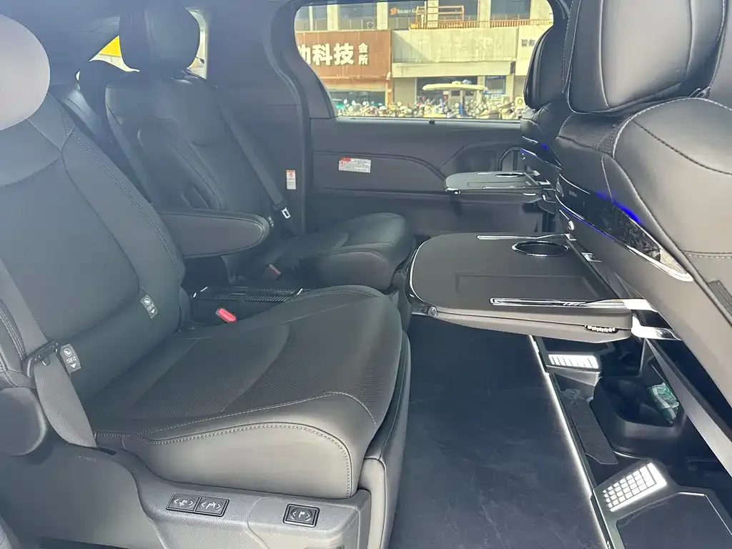 Toyota Sienna — фото 2