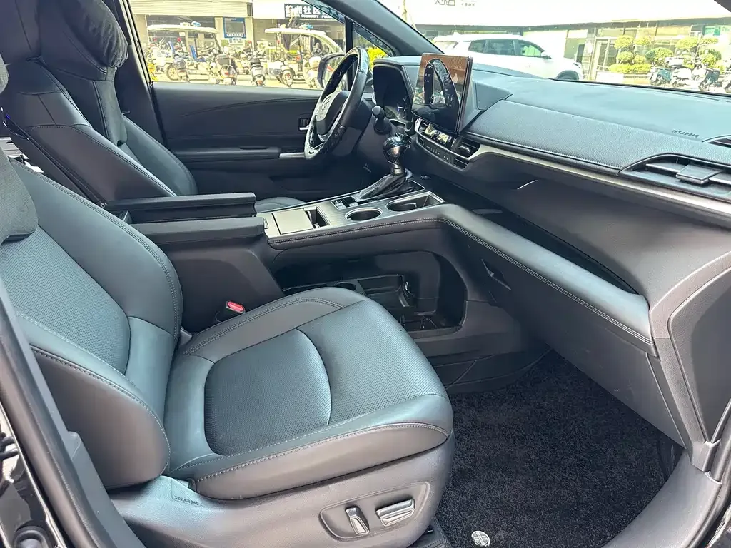 Toyota Sienna — фото 4