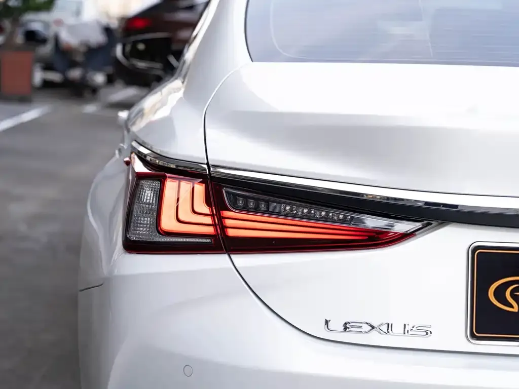 Lexus ES — фото 8