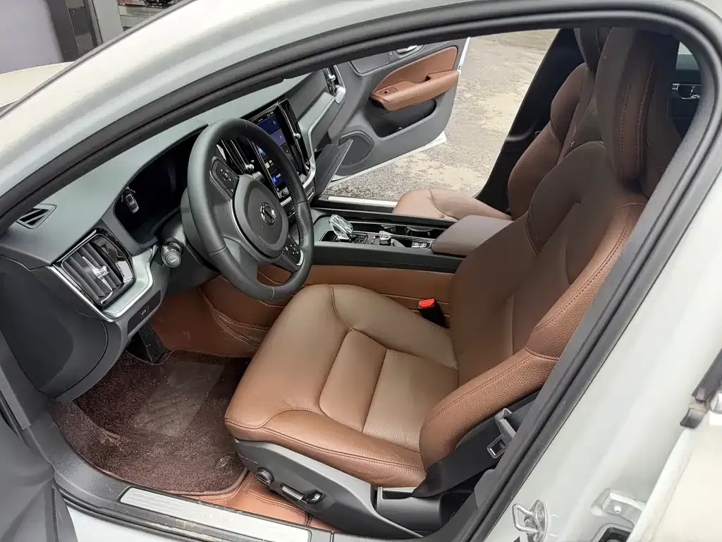 Volvo S60 2025 из CN, фото 8