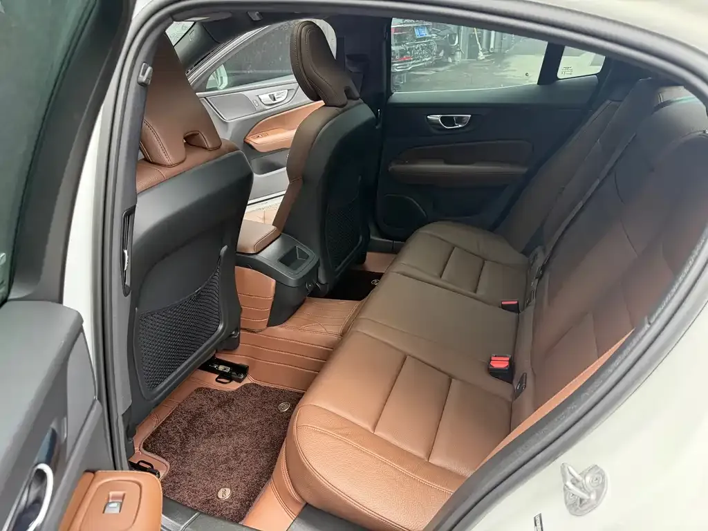 Volvo S60 2025 из CN, фото 6