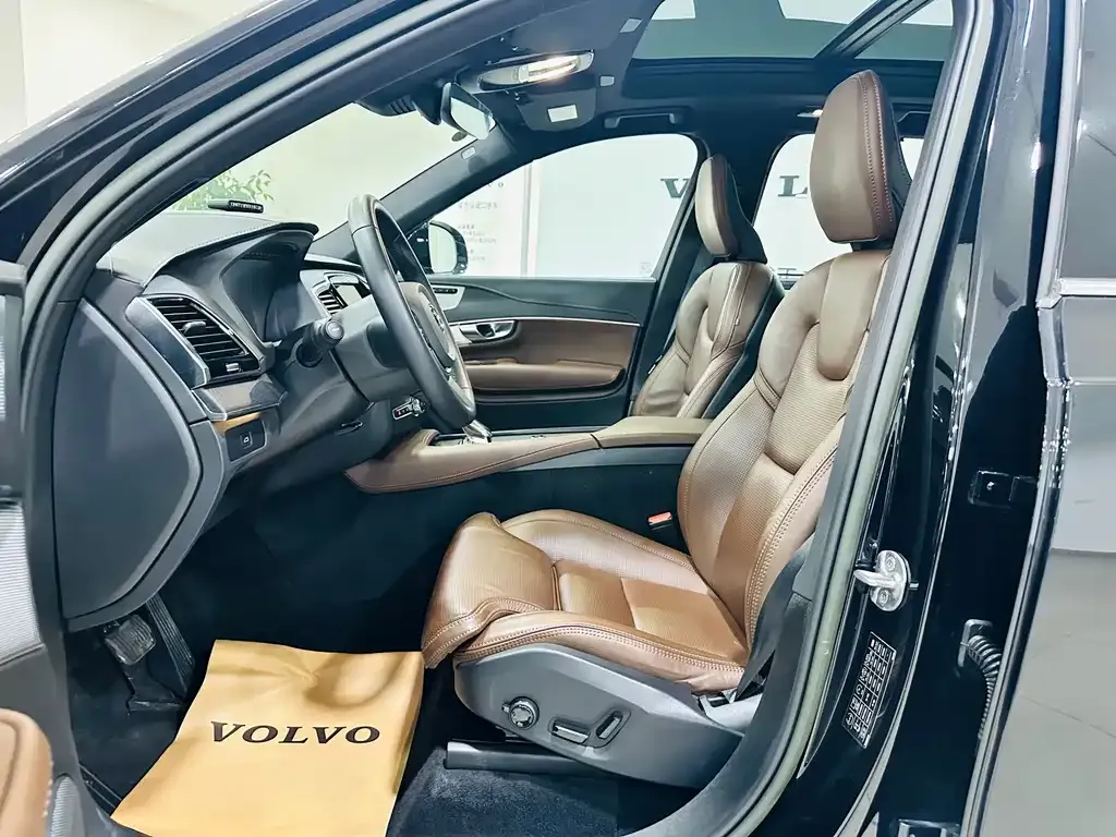 Volvo XC90 — фото 10