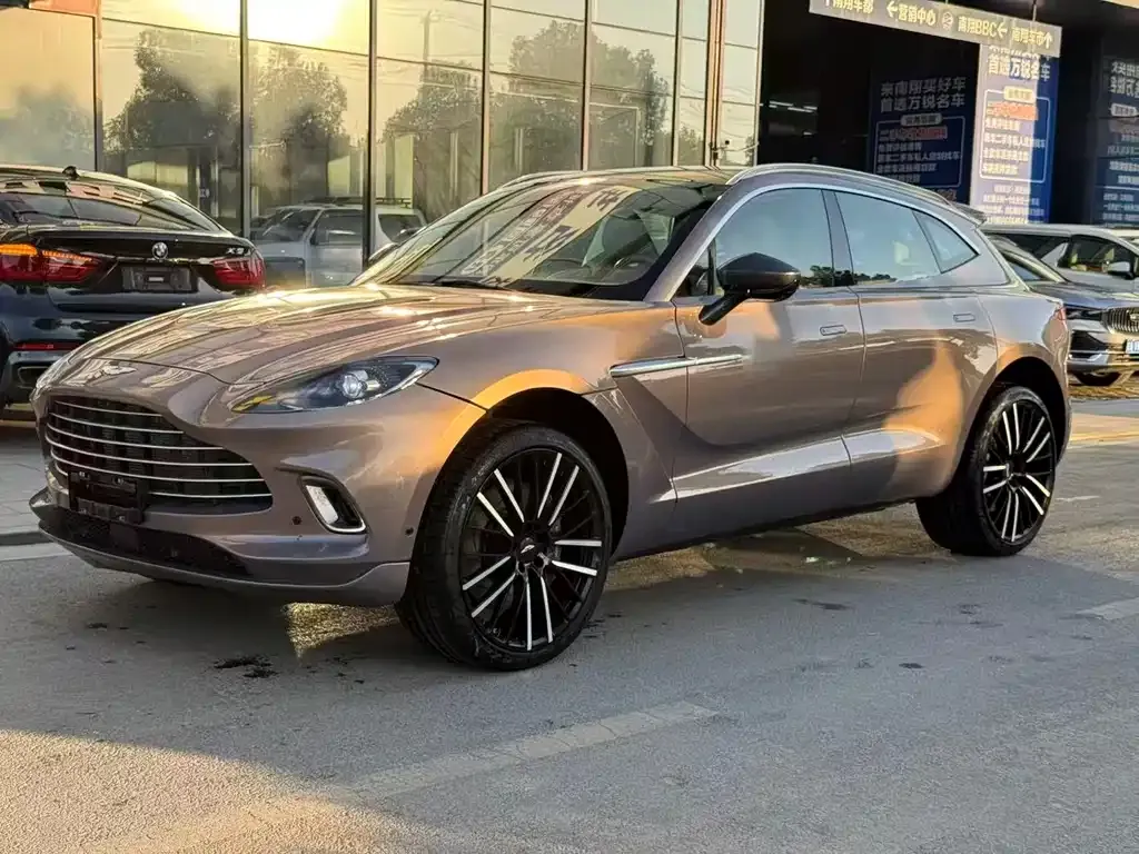 Aston Martin DBX — фото 1