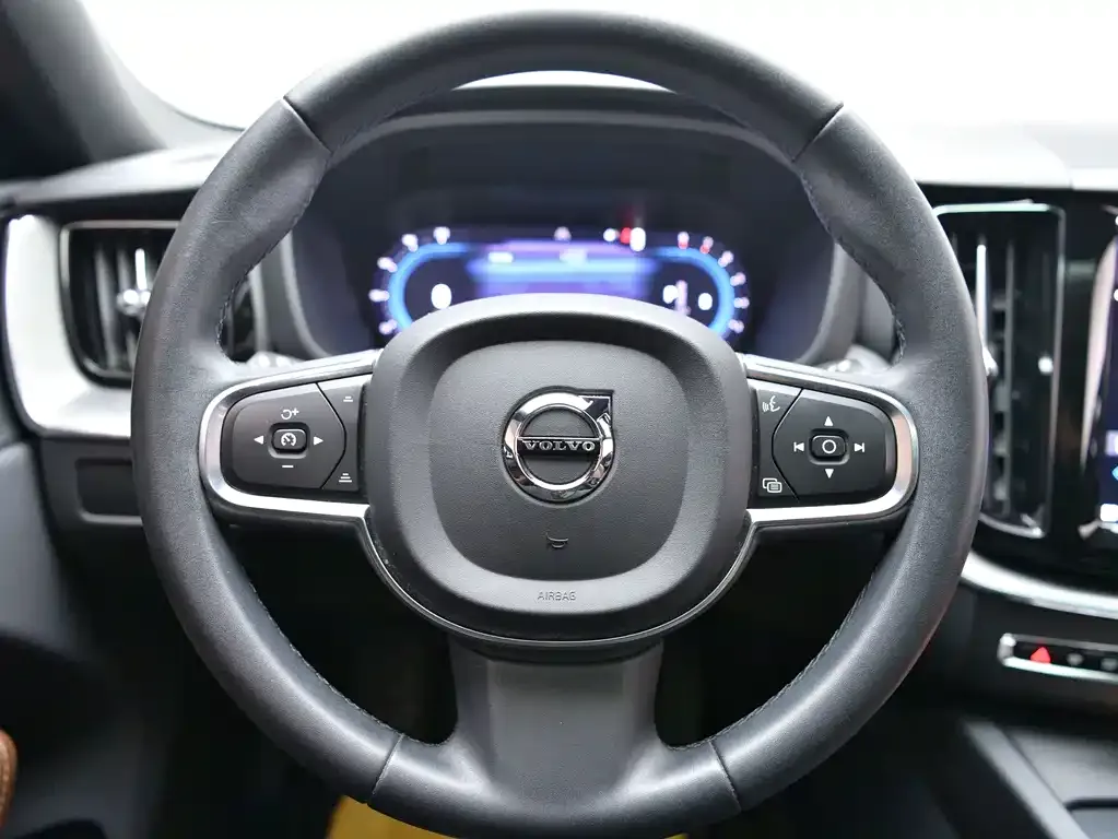 Volvo XC60 — фото 4