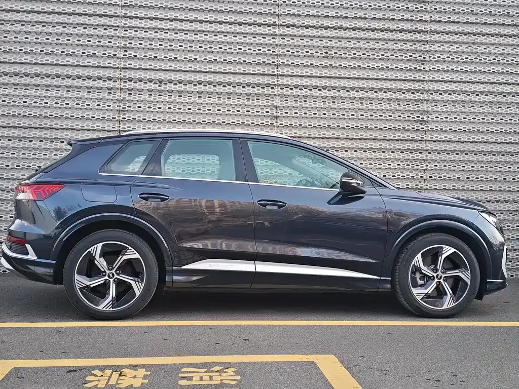 Audi Q4 e-tron — фото 8