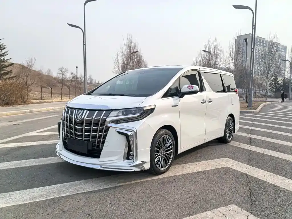 Toyota Alphard — фото 1