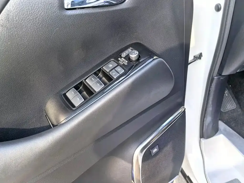 Toyota Alphard — фото 10