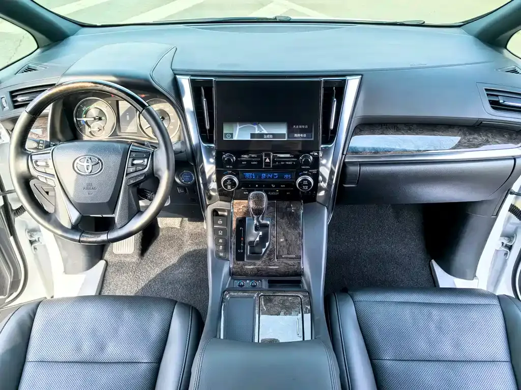Toyota Alphard — фото 8