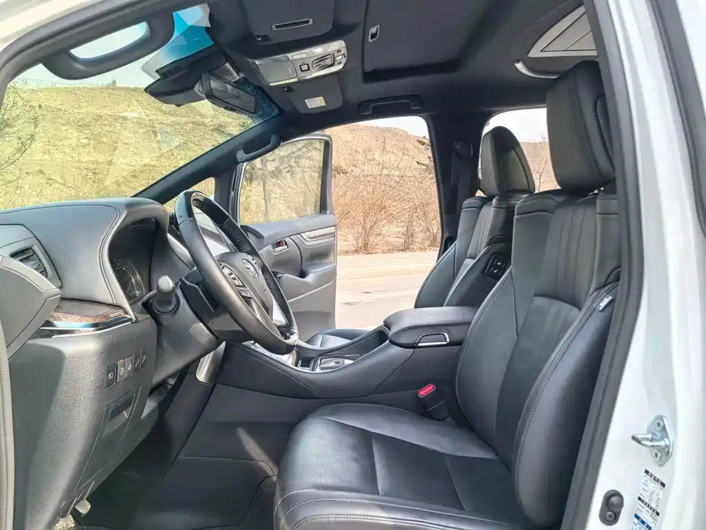 Toyota Alphard — фото 3