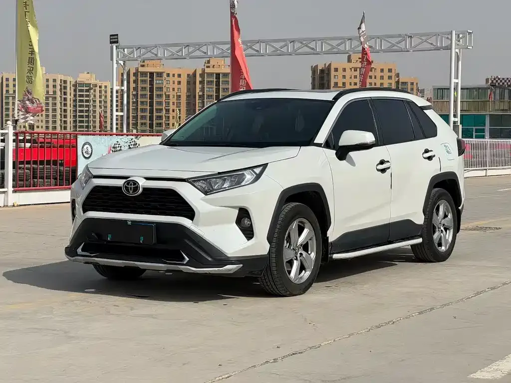 Toyota RAV4 — фото 1