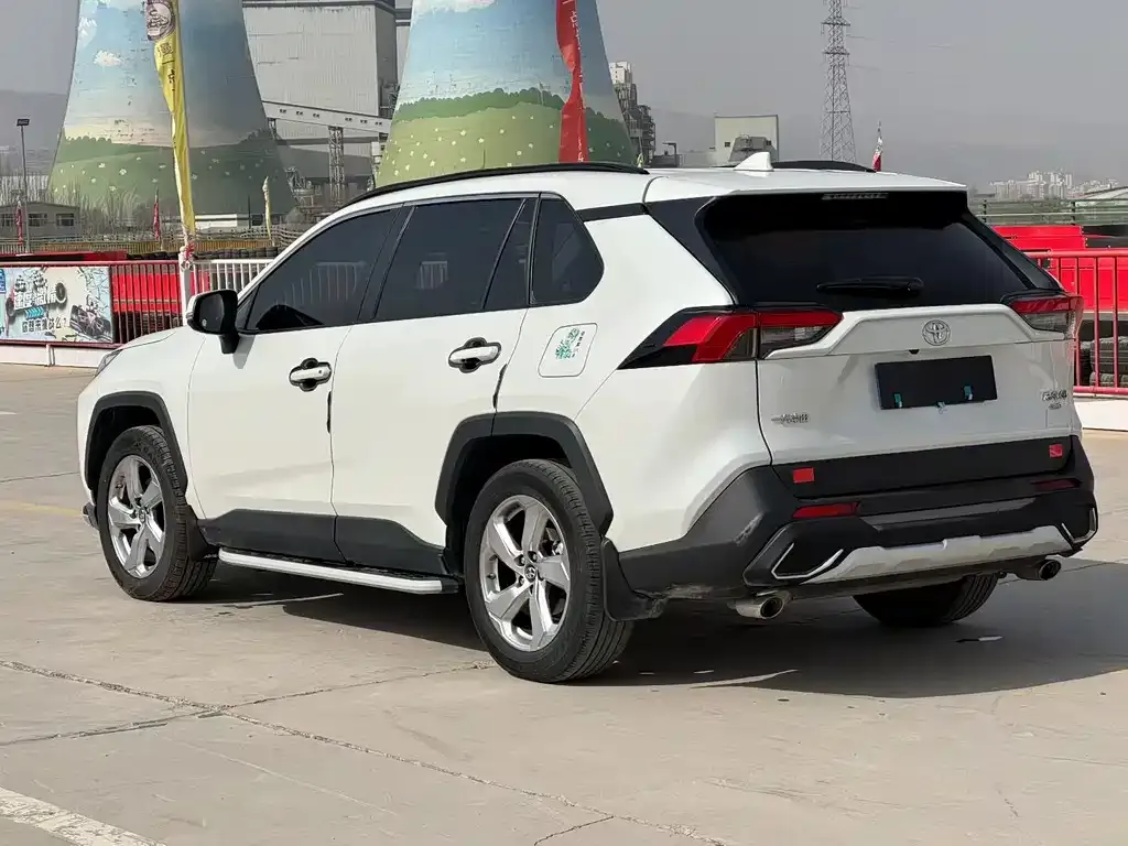 Toyota RAV4 — фото 5
