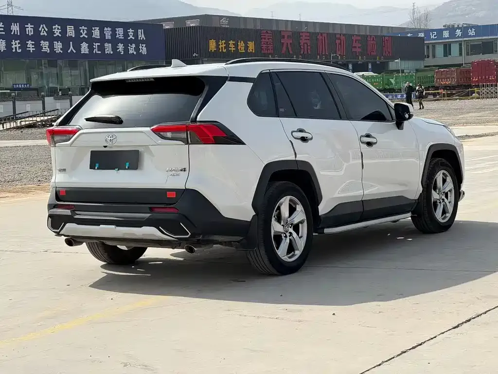 Toyota RAV4 — фото 8