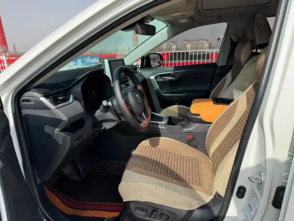Toyota RAV4 — фото 7