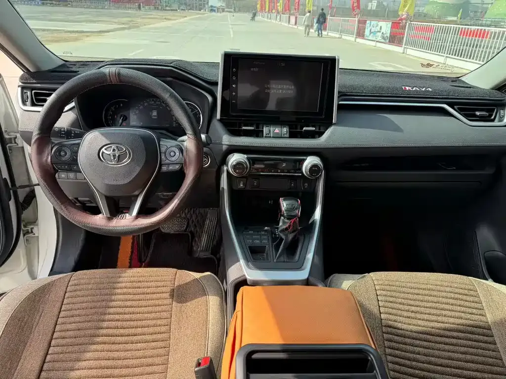 Toyota RAV4 — фото 6