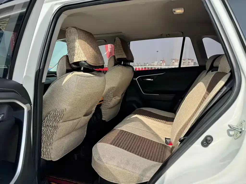Toyota RAV4 — фото 3