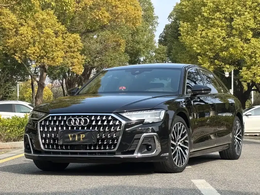 Audi A8 — фото 1