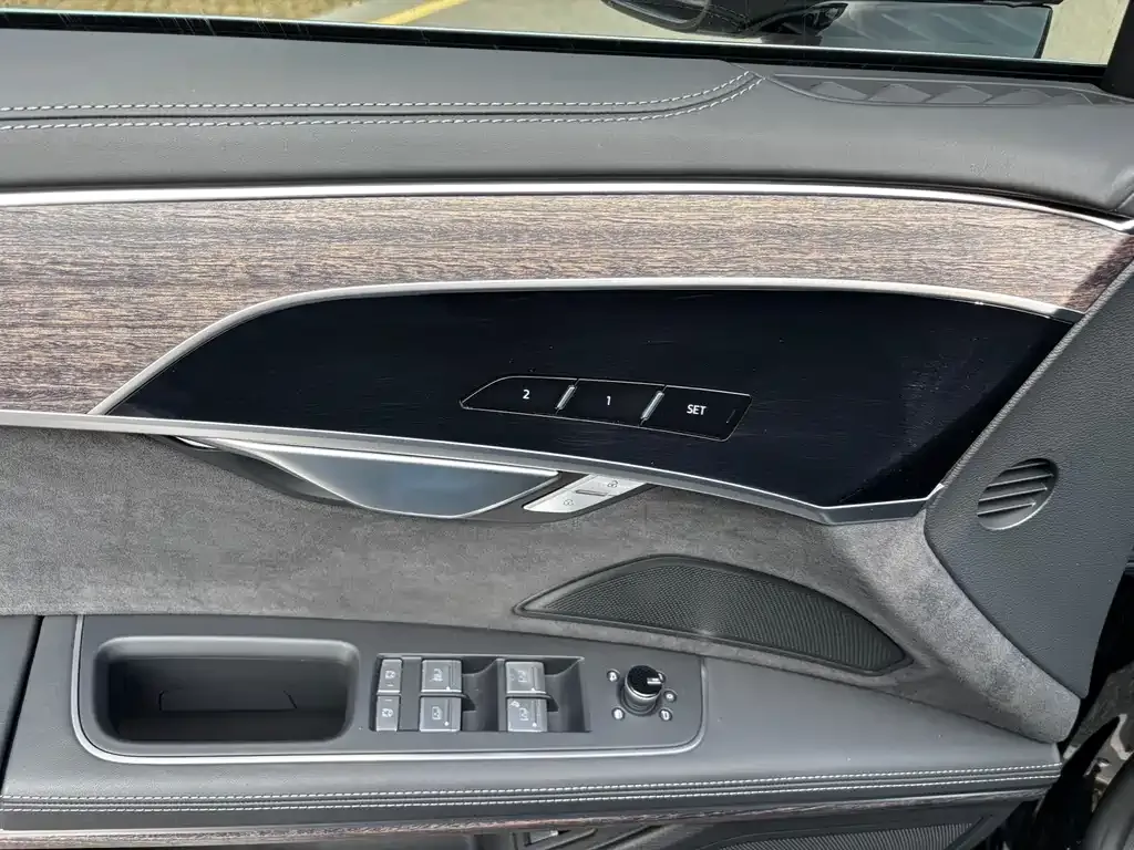 Audi A8 — фото 2