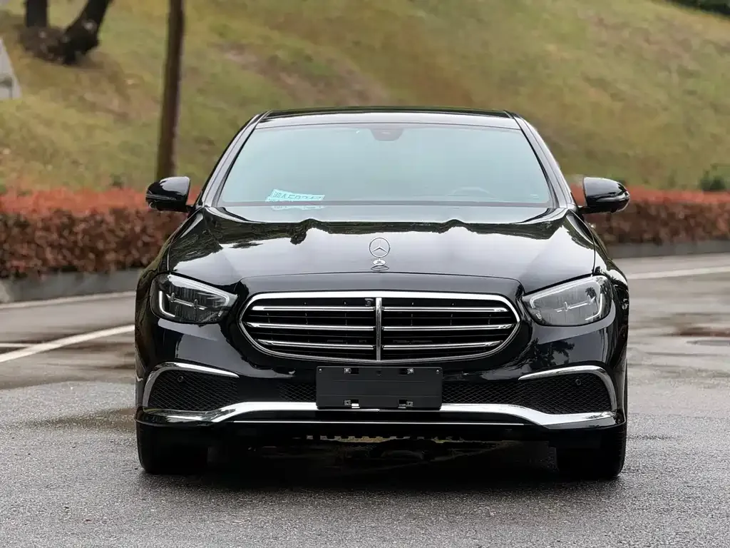 Mercedes-Benz E-Class — фото 1