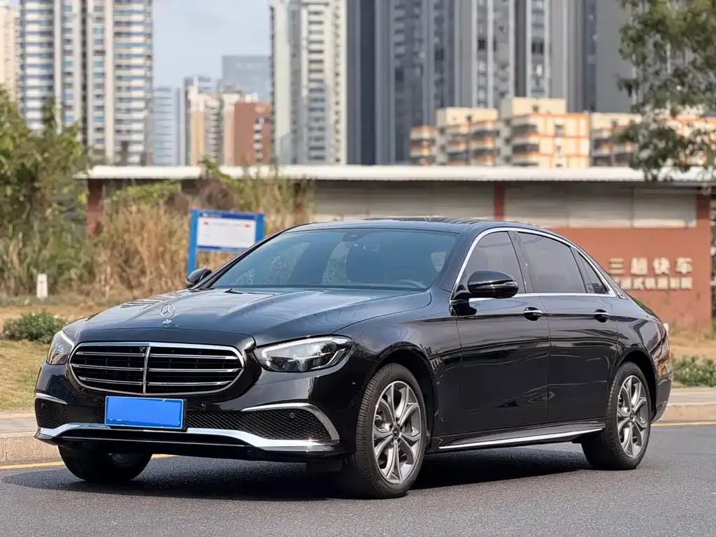 Mercedes-Benz E-Class — фото 1
