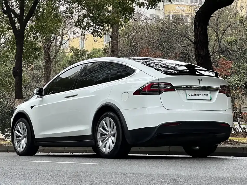 Tesla Model X — фото 3