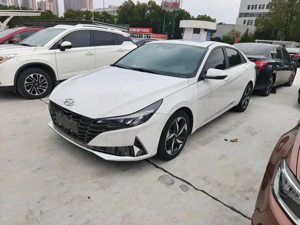 Hyundai Elantra — фото 1