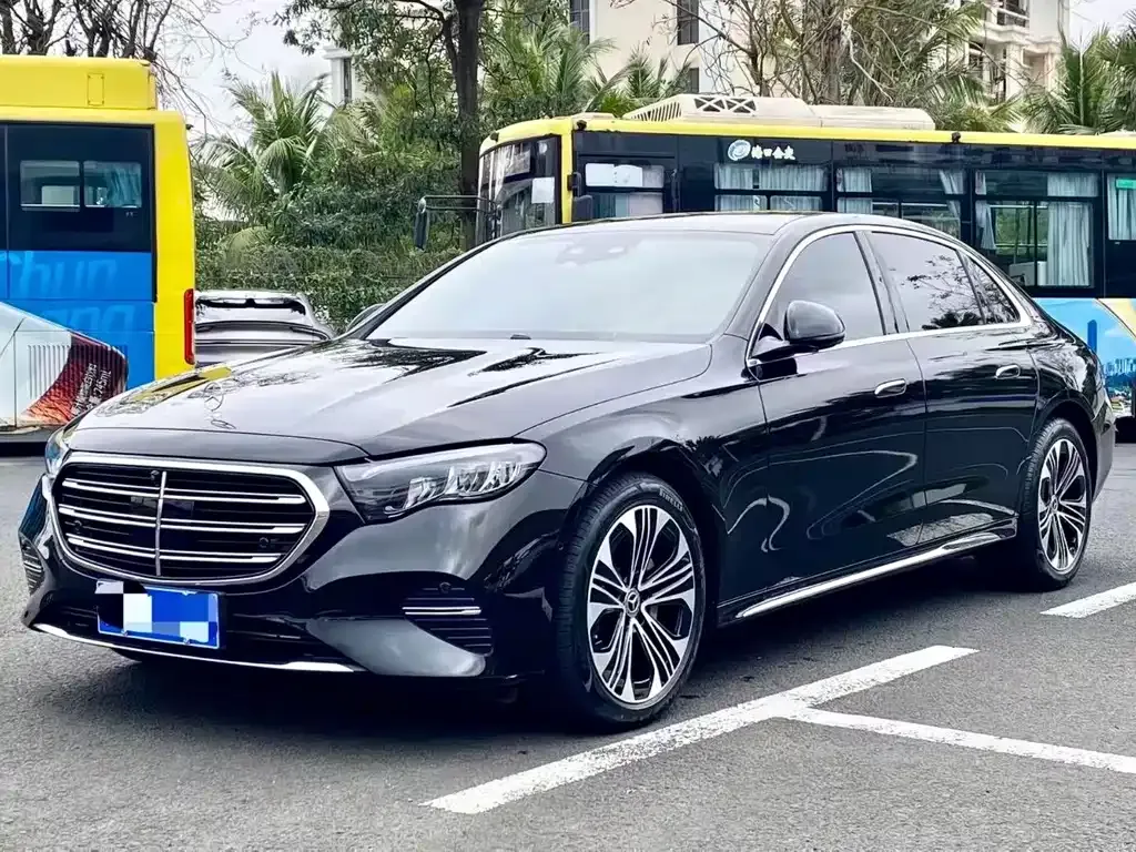 Mercedes-Benz E-Class — фото 1