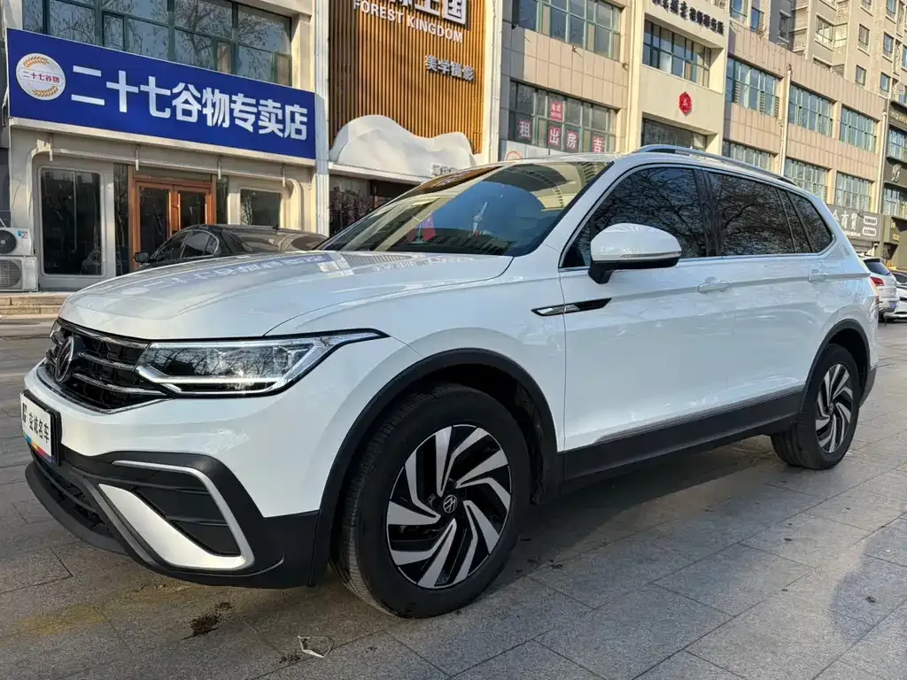 Volkswagen Tiguan L — фото 1