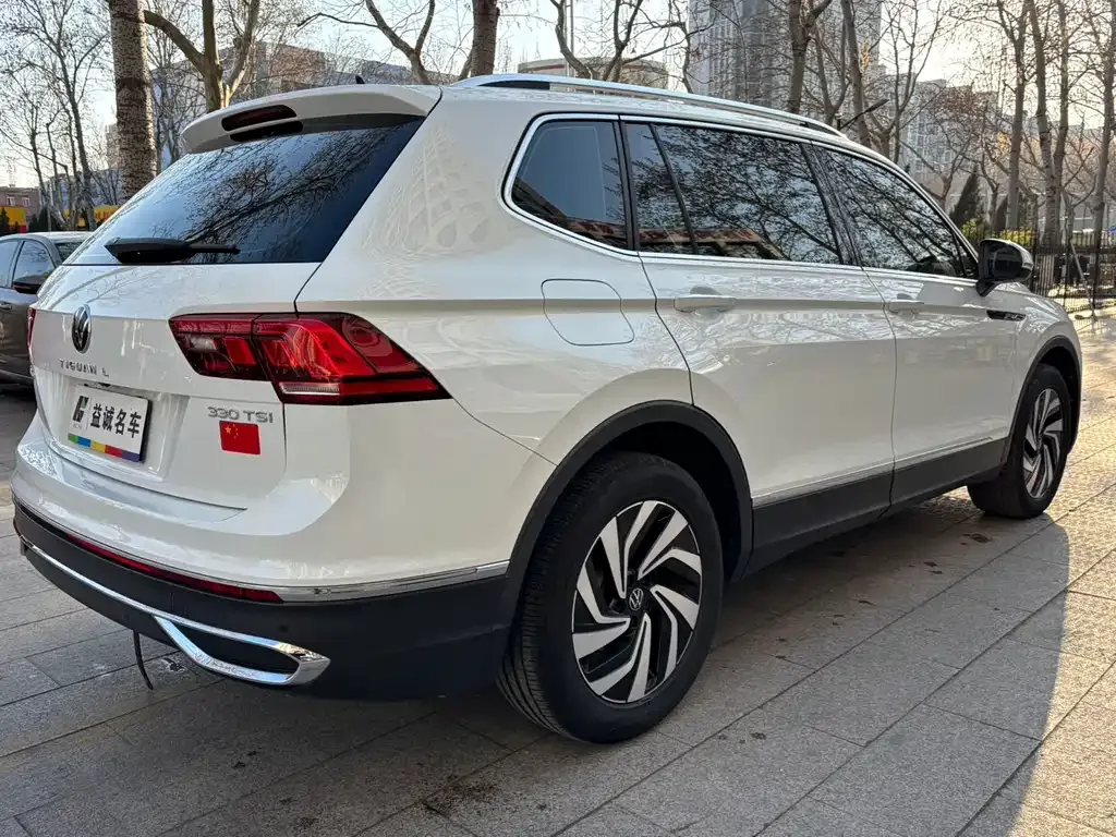 Volkswagen Tiguan L — фото 9