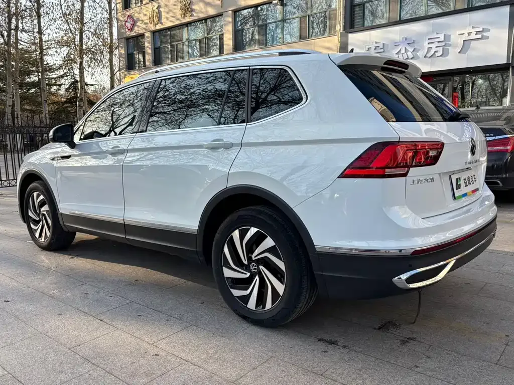 Volkswagen Tiguan L — фото 10