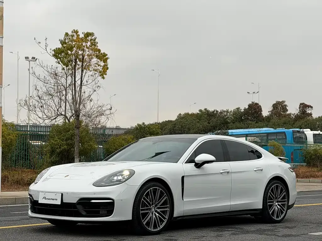 Porsche Panamera — фото 1