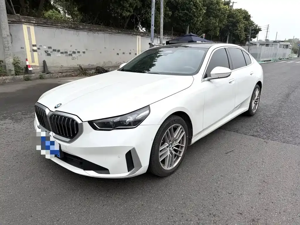 BMW 5 Series — фото 1