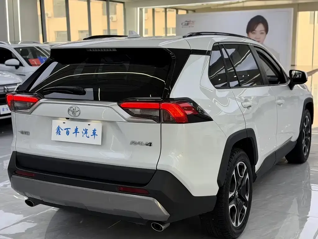 Toyota RAV4 2023 из CN, фото 4
