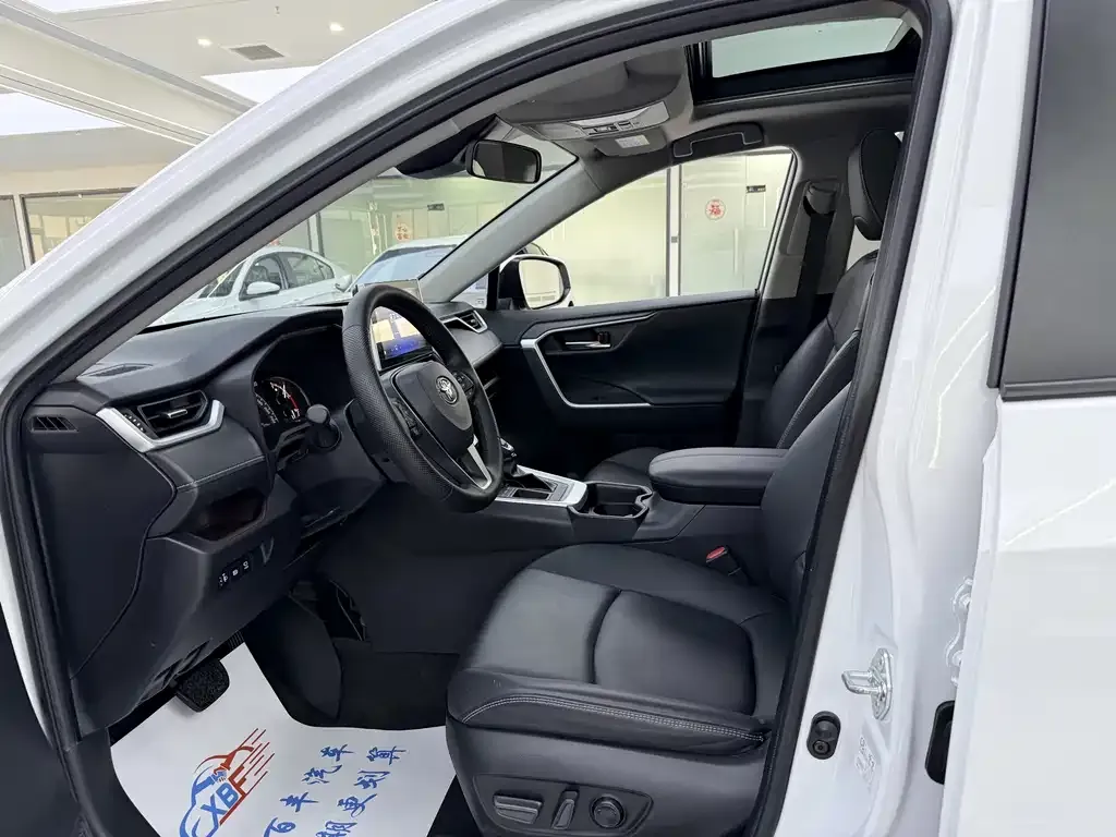 Toyota RAV4 2023 из CN, фото 5