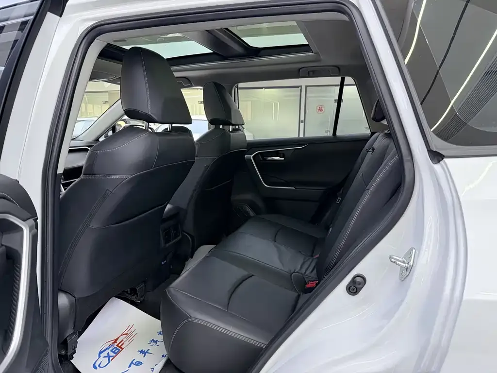 Toyota RAV4 2023 из CN, фото 2