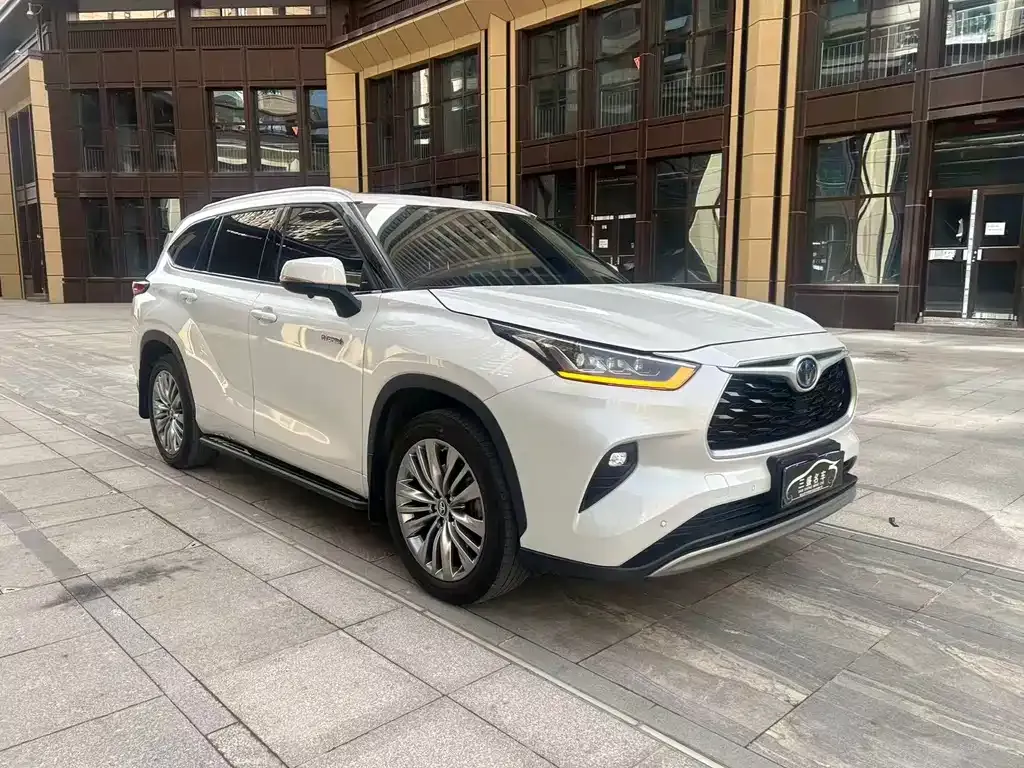 Toyota Highlander — фото 1