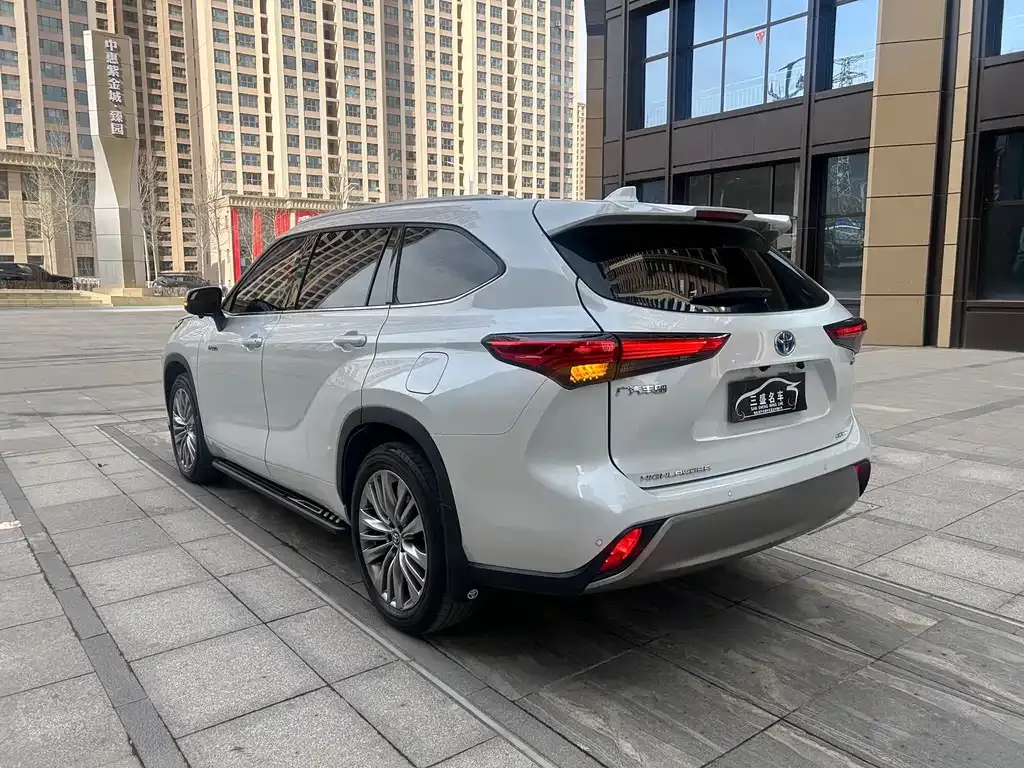 Toyota Highlander — фото 10