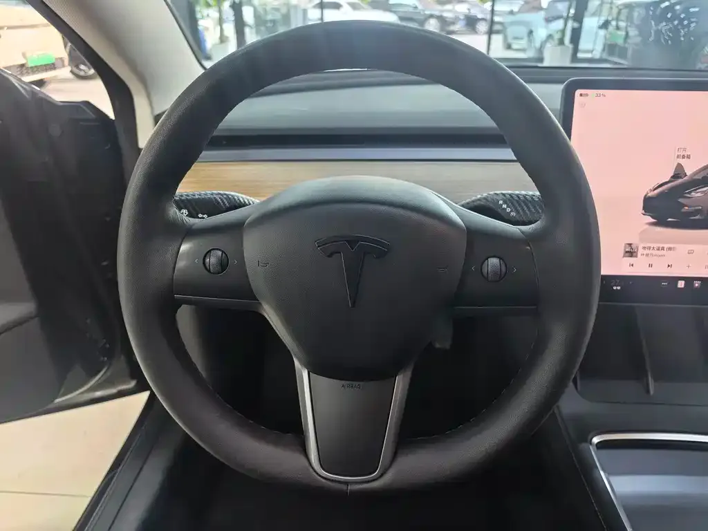 Tesla Model 3 — фото 9