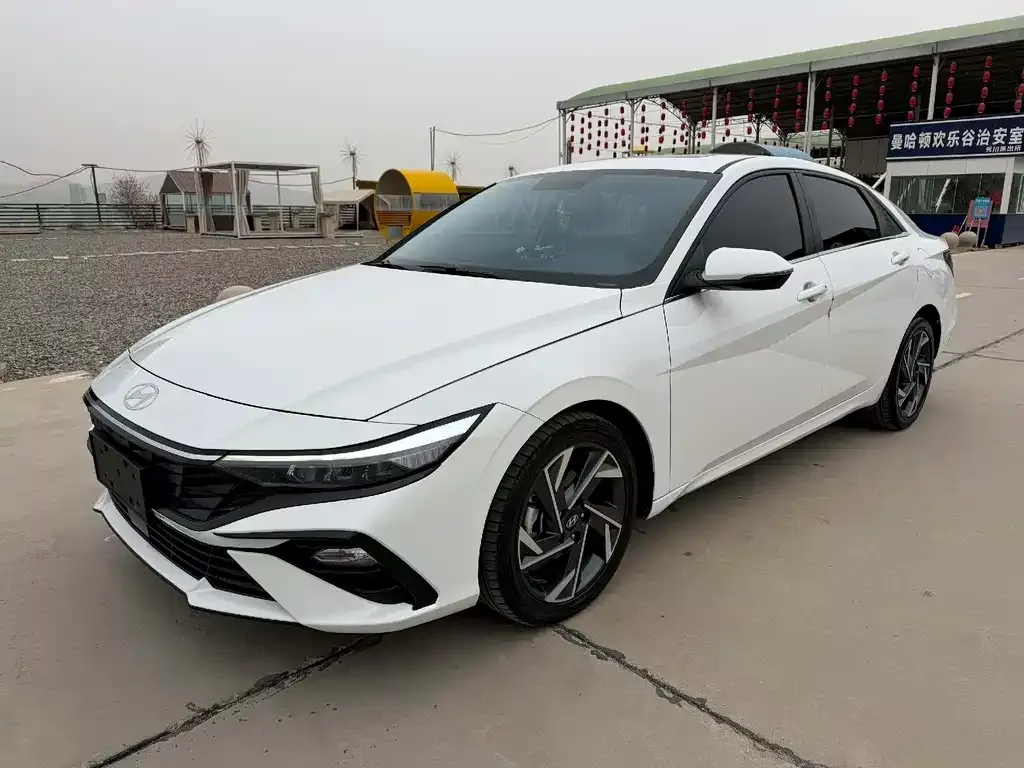 Hyundai Elantra — фото 1