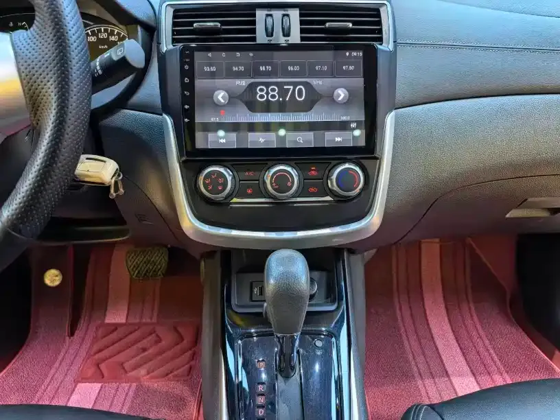 Nissan Tiida — фото 10