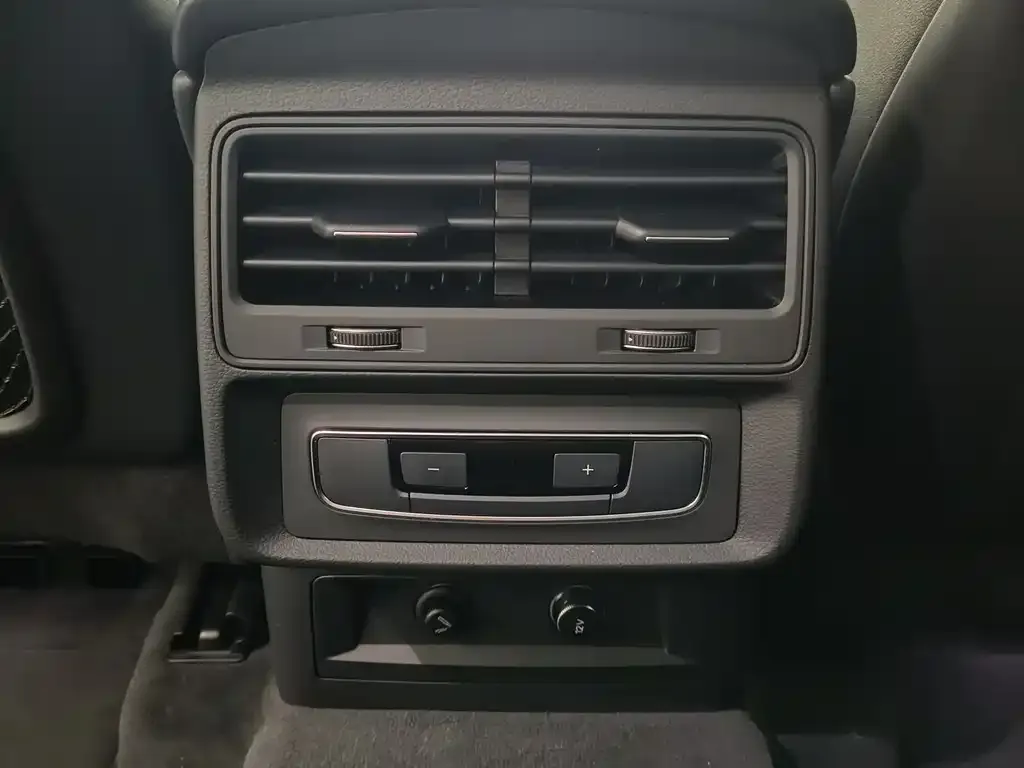 Audi Q7 2024 из CN, фото 4